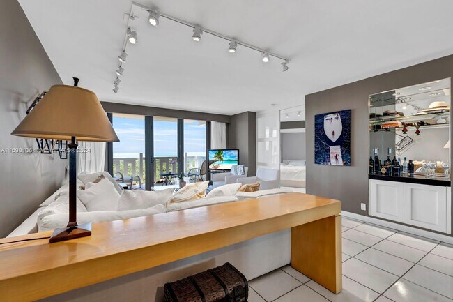 Building Photo - 1121 Crandon Blvd