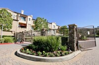 Building Photo - 2 Bed/2.5 Bath Townhome in GATED community...