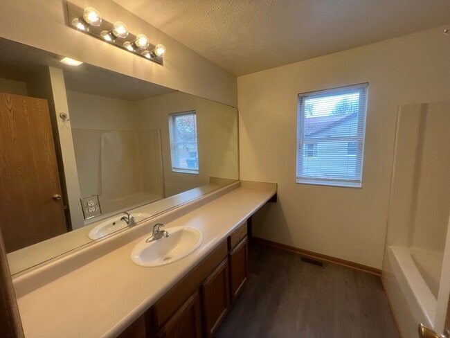 Building Photo - Beautiful 3-Bedroom Single Family Home in ...