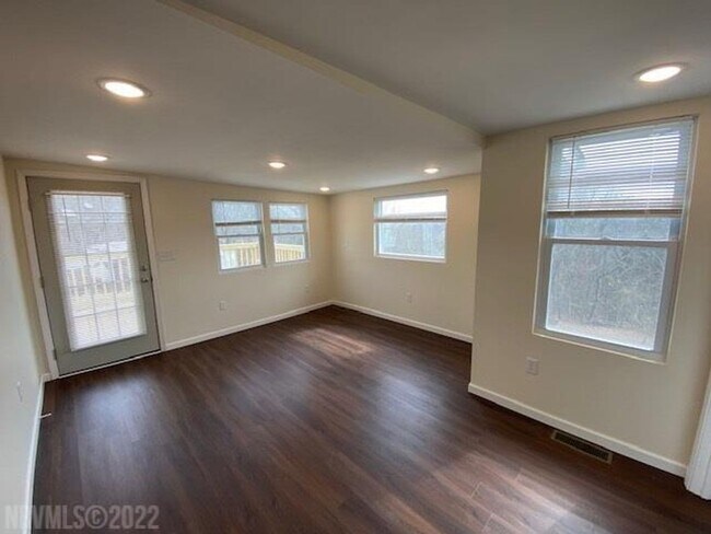 Building Photo - Fully Updated House - Move-In Ready