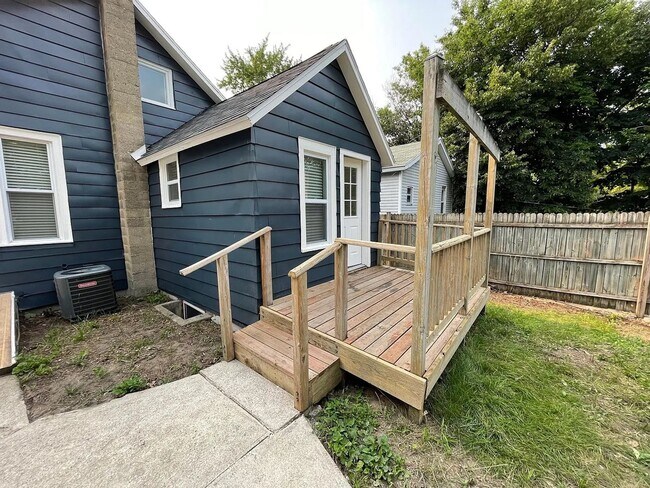 Building Photo - 708 Coit Ave NE