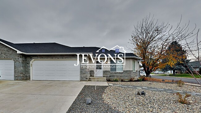 Building Photo - Two-bedroom home with a fully equipped kit...