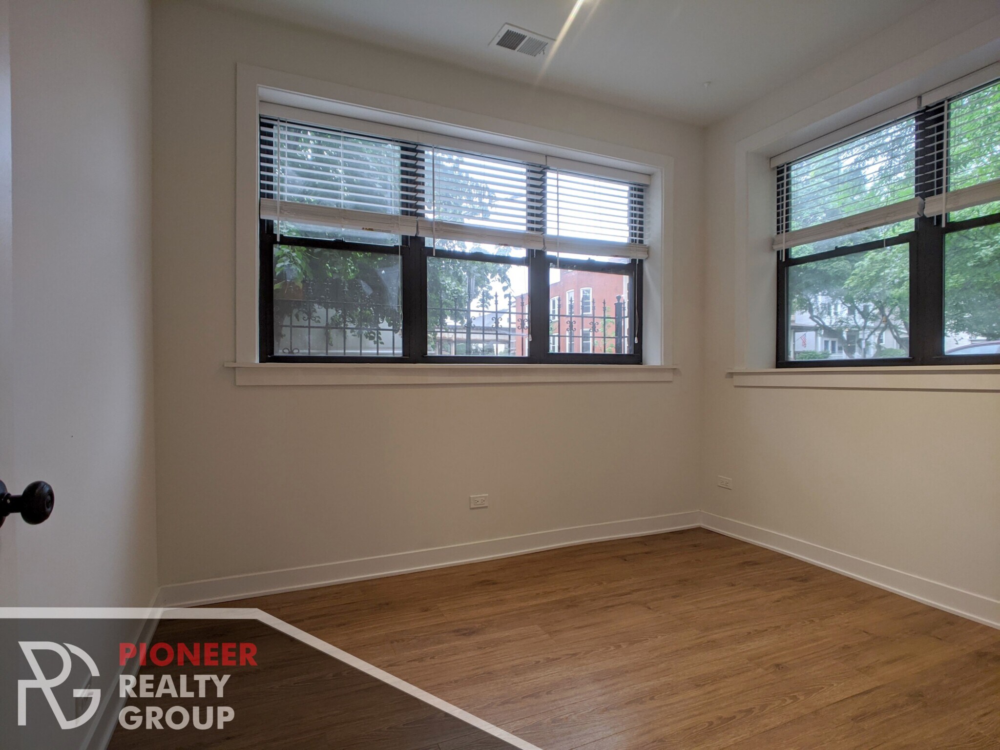 Building Photo - 2207 W Eastwood Ave