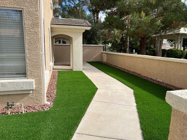 Building Photo - GORGEOUS TOWNHOME FOR IMMEDIATE MOVE-IN