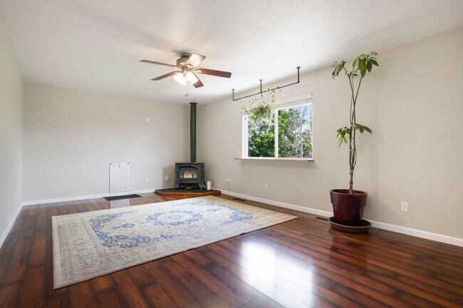 Building Photo - Updated 4 Bedroom Home with Amazing Yard, ...