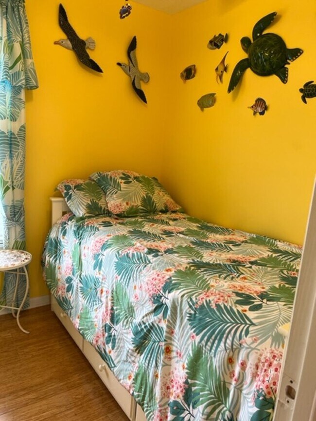 Building Photo - SEASONAL RENTAL 2 Bedroom Condo in Surf Ci...