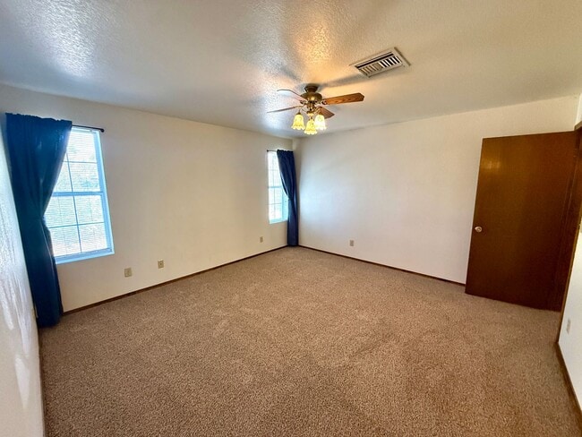 Building Photo - Spacious 3BR Cul-de-Sac Home with Bonus Room, New Carpet & Split Floor Plan!