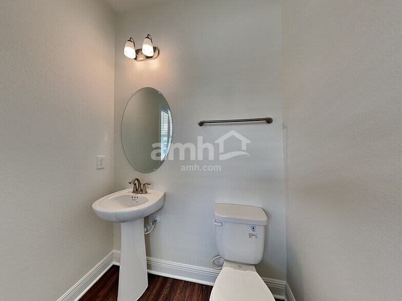 Building Photo - 820 Stairway Ln