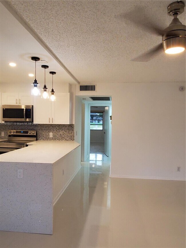 Building Photo - 1076 Cornwall D