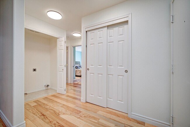 Building Photo - 3Bd/2Ba Issaquah Condo