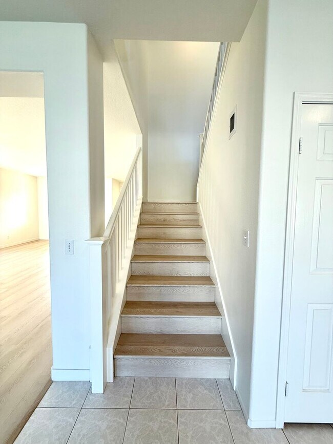 Building Photo - Move-In Ready 4-Bedroom in Irvine – Walk t...