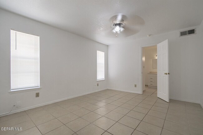 Building Photo - 3536 E Glen Dr