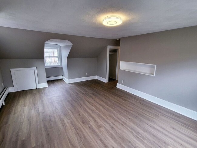 Building Photo - 2044 Cranston St