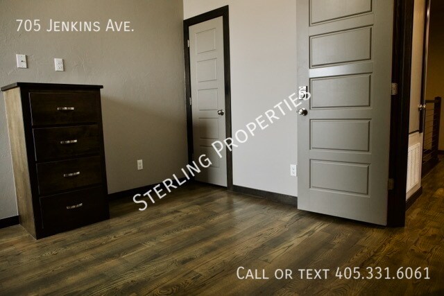 Building Photo - 705 S Jenkins Ave