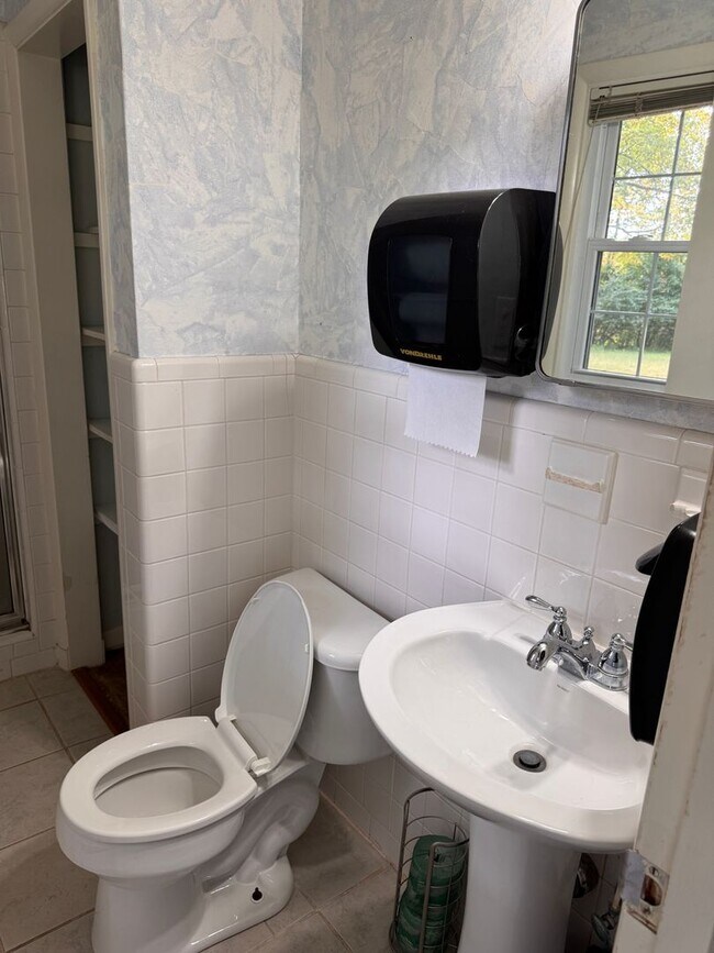 Building Photo - 5 Bedroom || 3 Bathroom Home with All Util...