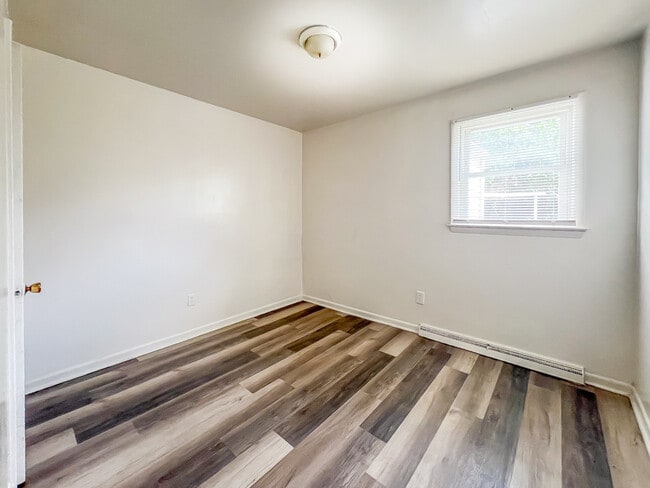 Building Photo - 1107 W Augusta Ave