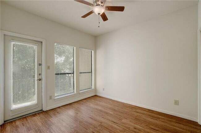 Building Photo - 1910 Robbins Pl