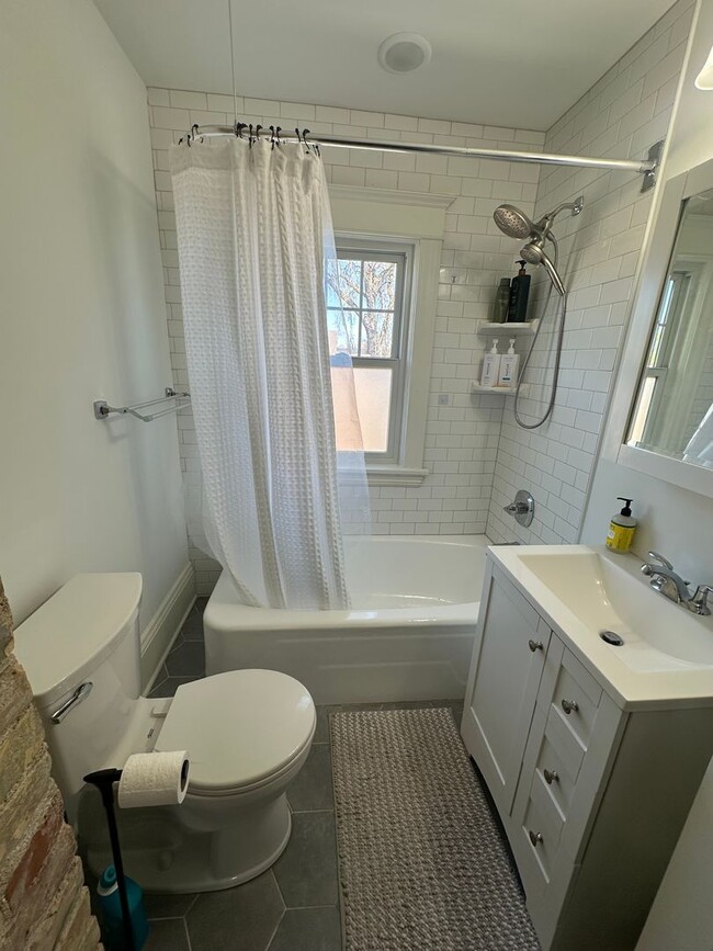 Building Photo - Spacious 3-Bedroom with Luxury Upgrades!!