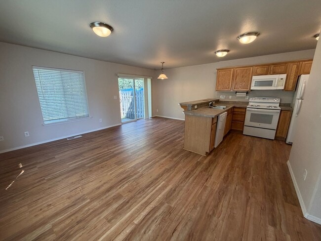 Building Photo - 3 Bedroom 2.5 Bath Two Story Duplex