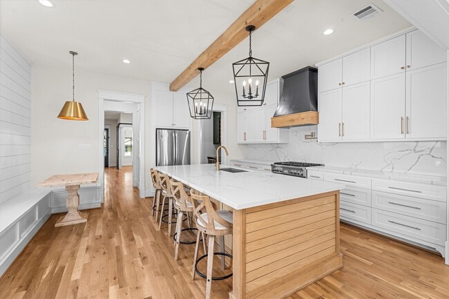 Building Photo - 726 E 28th St