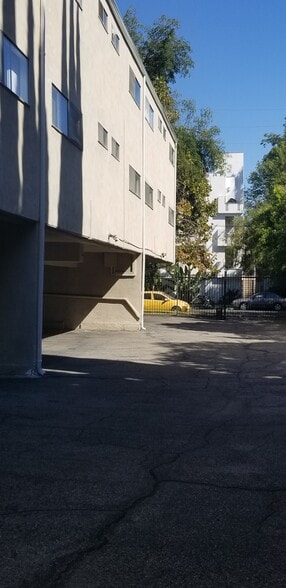 Garage - 15106 W Magnolia Blvd