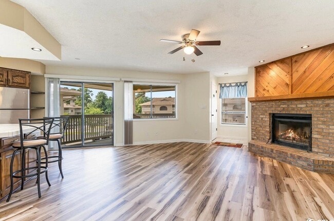 Building Photo - 4210 Pinehurst Cir
