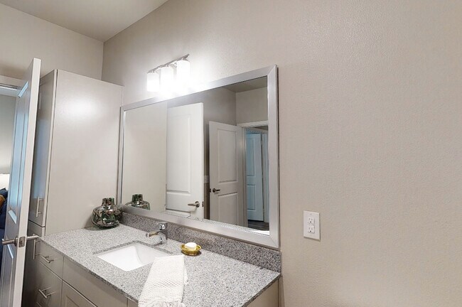 Building Photo - 2 Bed w/ $1,000 Gift Card + 6 Weeks Free —...