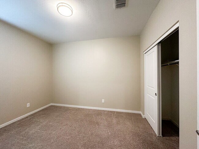 Building Photo - 40523 W Shaver Dr