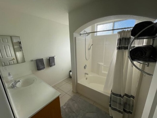 Building Photo - * Occupied* Unfurnished Long Term Pool Hom...