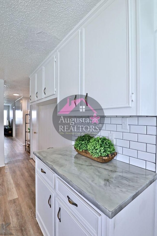 Building Photo - 3 Bedroom With Fresh Updates!