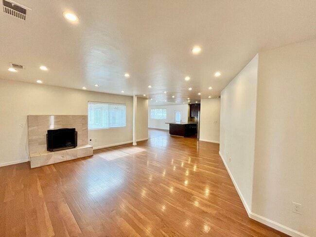 Building Photo - 4BR/3BA Large House - Single Story, No Carpet, AC, Washer/Dryer in Unit, Small Yard, 2 Car Garage...