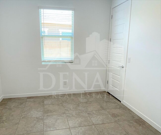 Building Photo - 4622 N 192nd Ln