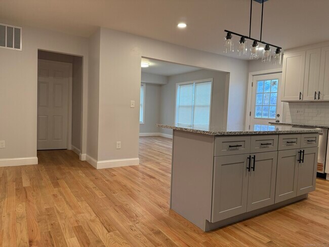 Building Photo - 755 Hart St