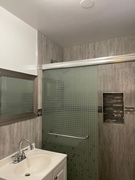 Building Photo - 634 Lawler Ave