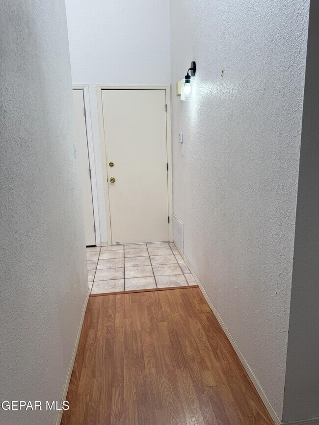 Building Photo - 6909 Canyon Run Dr