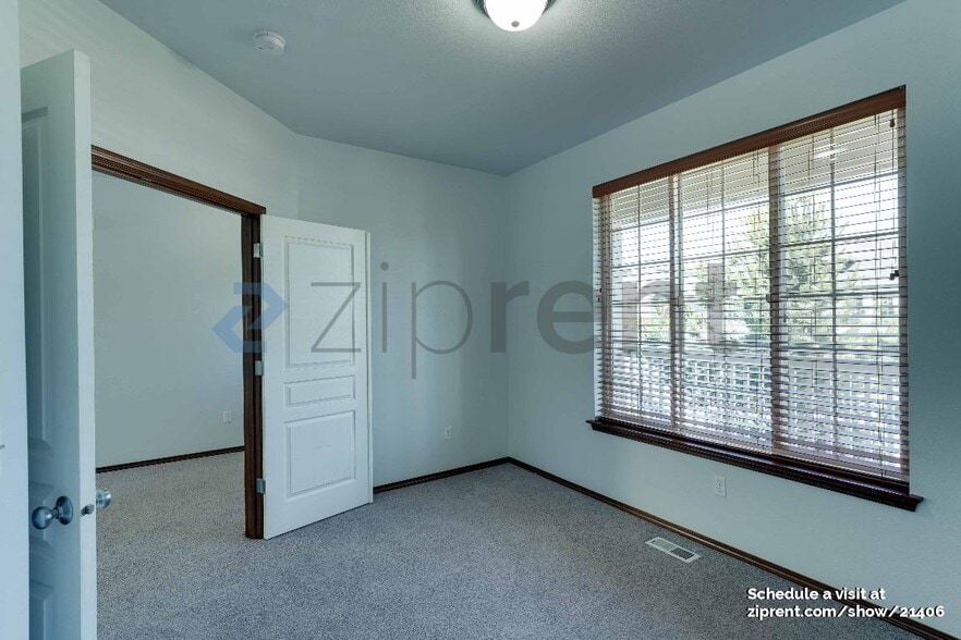 Building Photo - Unit