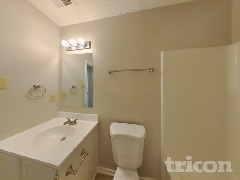 Building Photo - 121 Winterwood Dr