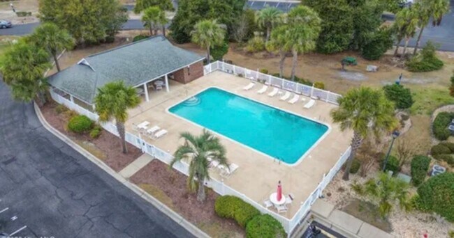 Building Photo - 2025 Silvercrest Dr