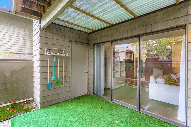 Building Photo - 77 Galen St