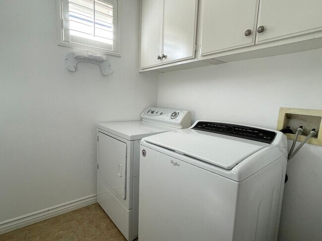 Building Photo - Charming 3 Bedroom 2.5 bath Home in gated community in Thousand Oaks!
