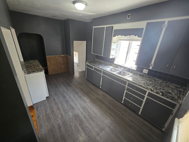 Building Photo - 3 Bedroom House