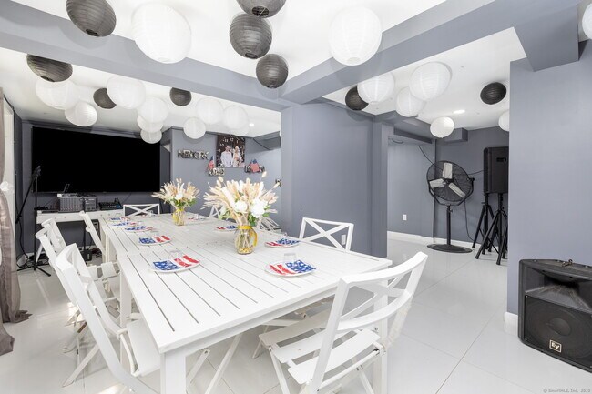 Building Photo - 538 Main St