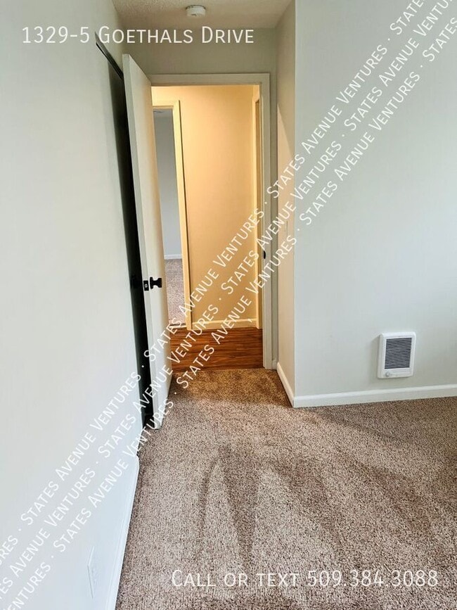 Building Photo - 1329 Goethals Dr