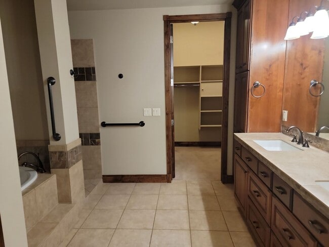 Building Photo - Stylish 4 Bedroom Home with Large Living S...