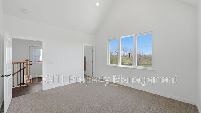 Building Photo - 893 E Mather St