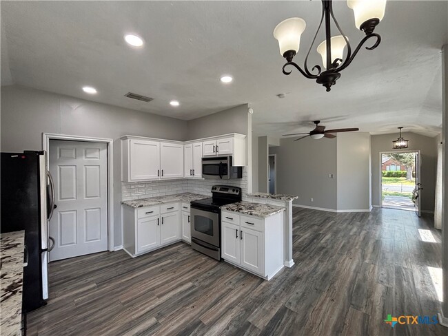 Building Photo - 114 Palomino Ln