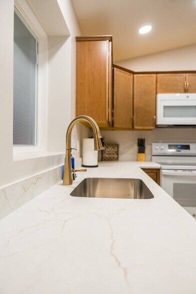 Building Photo - 10268 Cleveland Rd