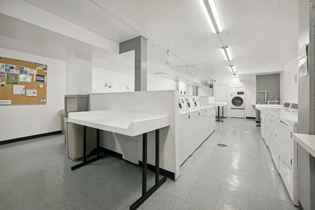 Building Photo - Walk to Georgetown! One Month Concession! Professionally Managed & Recently Renovated // 1 Bedroo...