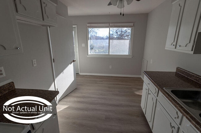 Building Photo - 2924 Leeway Dr