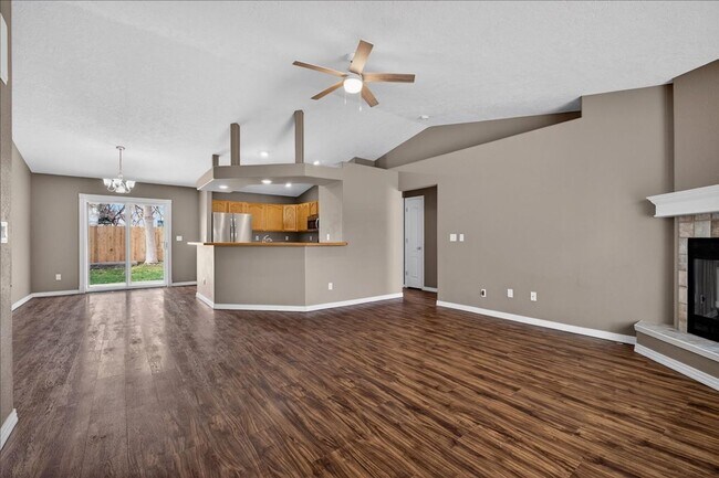 Building Photo - GREAT LOCATION - 3bd/2ba Home w/Room to Park Your Toys!